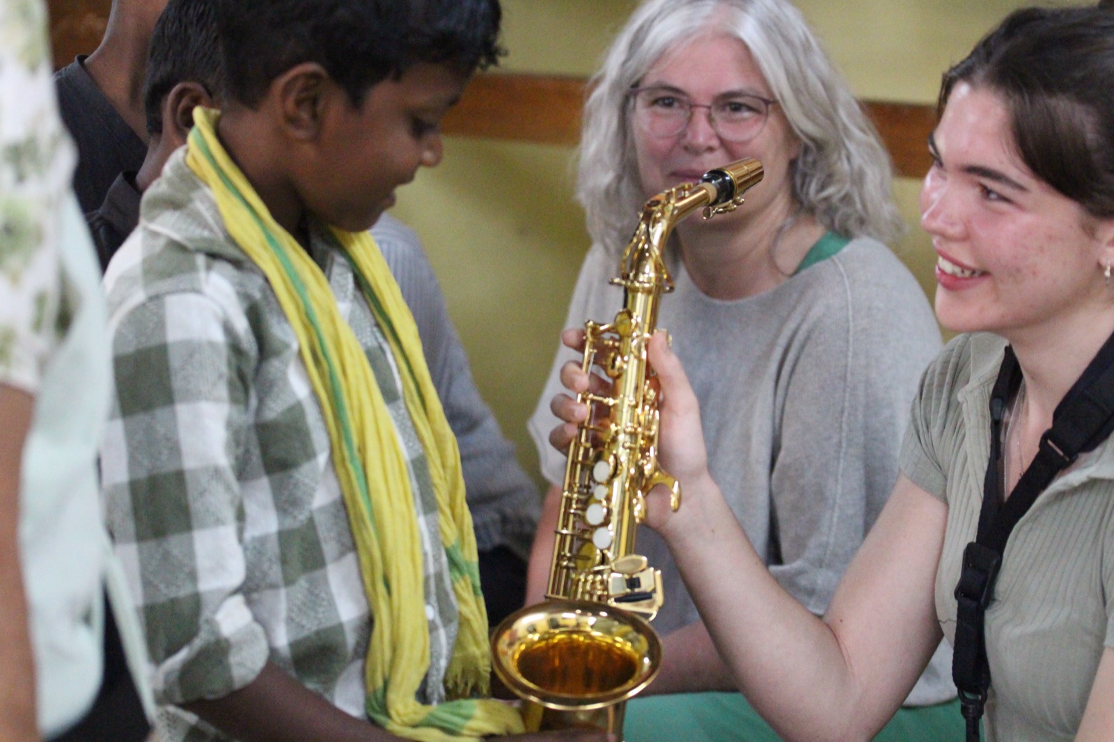 A volunteer working alongside children at Vidyodaya